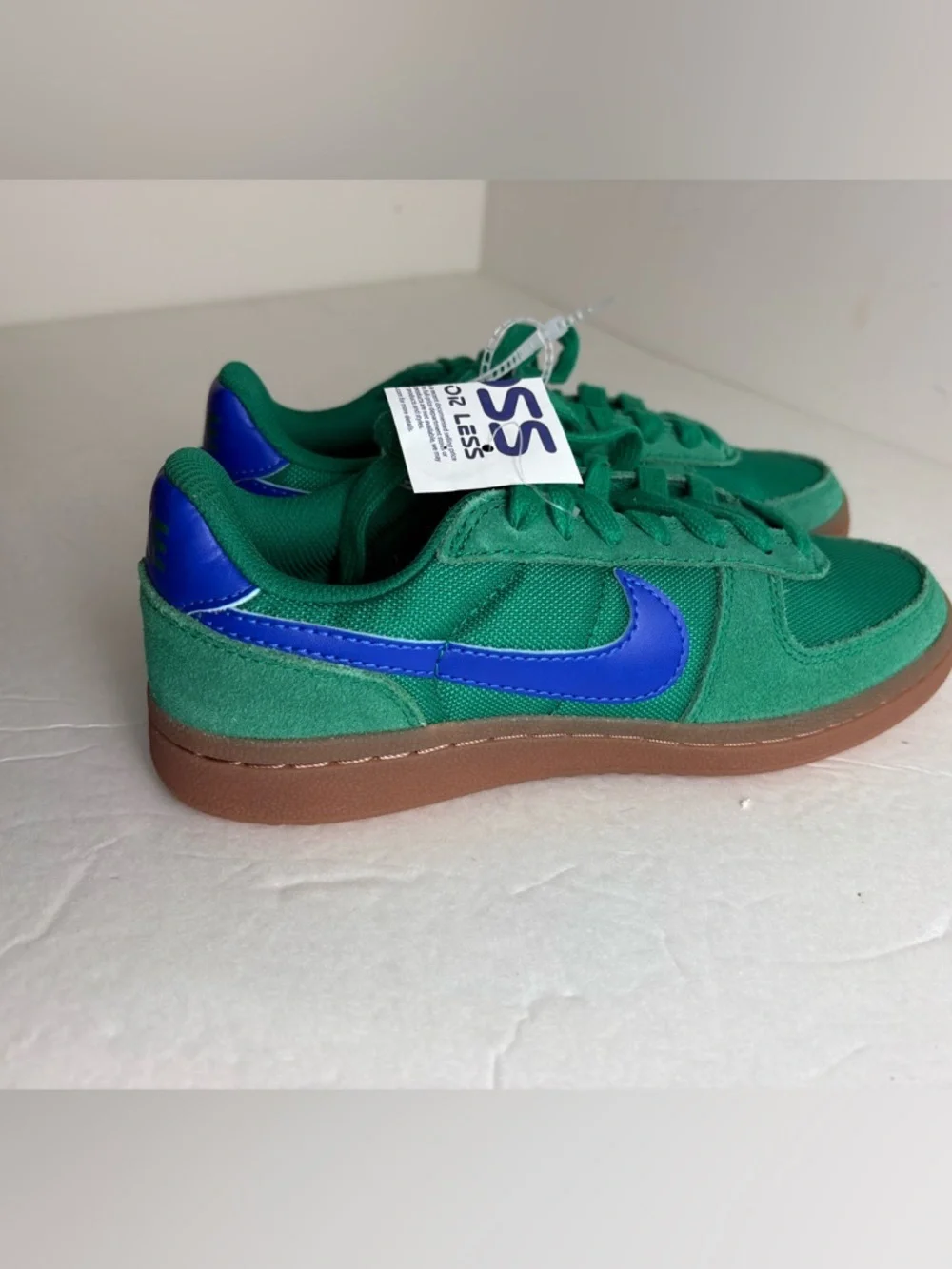 Nike Green Low-Top Sneakers with Blue Swoosh size 4y